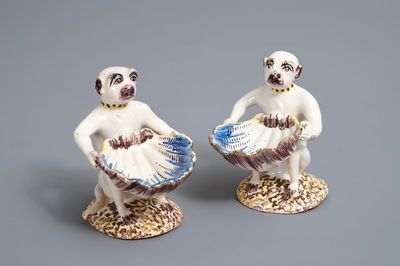 Une paire de salerons en forme de singes en faïence polychrome de Bruxelles, 18ème