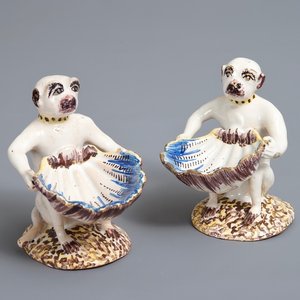 Une paire de salerons en forme de singes en faïence polychrome de Bruxelles, 18ème — photo 1