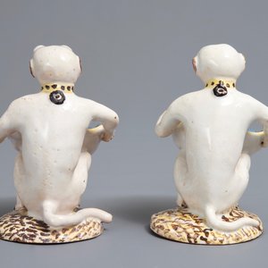 Une paire de salerons en forme de singes en faïence polychrome de Bruxelles, 18ème — photo 4