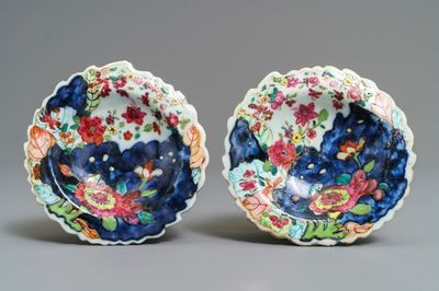 Une paire de salerons en porcelaine de Chine famille rose à décor 'Feuille de tabac', Qianlong