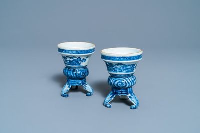 Une paire de salerons tripods de style rococo en porcelaine de Chine en bleu et blanc, Qianlong