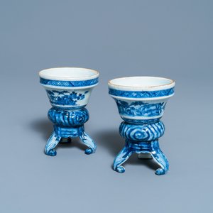 Une paire de salerons tripods de style rococo en porcelaine de Chine en bleu et blanc, Qianlong — photo 1