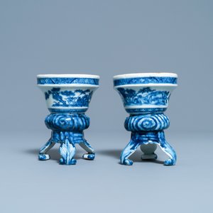 Une paire de salerons tripods de style rococo en porcelaine de Chine en bleu et blanc, Qianlong — photo 2