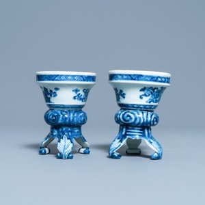 Une paire de salerons tripods de style rococo en porcelaine de Chine en bleu et blanc, Qianlong — photo 4