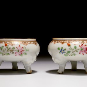 Une paire de salerons tripods en porcelaine de Chine famille rose, Qianlong — photo 2
