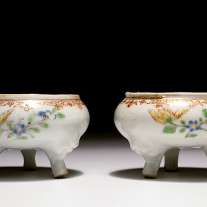 Une paire de salerons tripods en porcelaine de Chine famille rose, Qianlong — photo 4