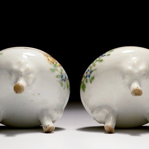 Une paire de salerons tripods en porcelaine de Chine famille rose, Qianlong — photo 5