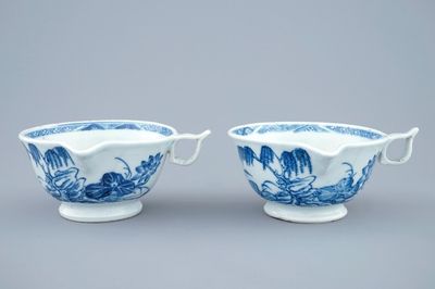 Une paire de saucières en porcelaine de Chine bleu et blanc, Qianlong