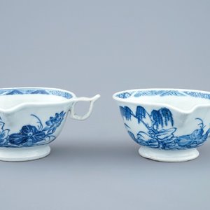 Une paire de saucières en porcelaine de Chine bleu et blanc, Qianlong — photo 1