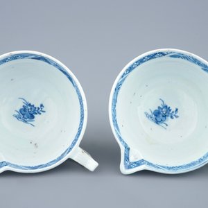 Une paire de saucières en porcelaine de Chine bleu et blanc, Qianlong — photo 3