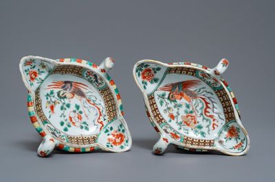 Une paire de saucières en porcelaine de Chine famille verte à décor de phénix, Kangxi