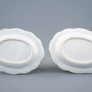 Une paire de saucières sur présentoirs en porcelaine de Chine famille rose, Qianlong, 18ème — photo 3