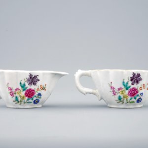 Une paire de saucières sur présentoirs en porcelaine de Chine famille rose, Qianlong, 18ème — photo 6