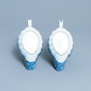 Une paire de saucières sur supports en porcelaine de Chine en bleu et blanc, Qianlong — photo 9