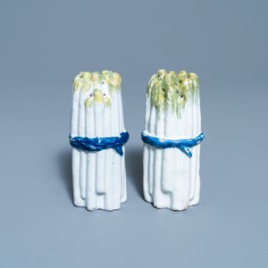 Une paire de saupoudroirs en forme de bottes d’asperges en faïence polychrome de Bruxelles, 18ème — photo 2