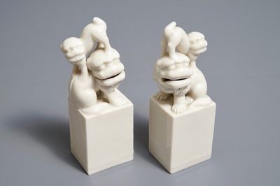 Une paire de sceaux en porcelaine blanc de Chine de Dehua figurant des lions bouddhistes, Kangxi