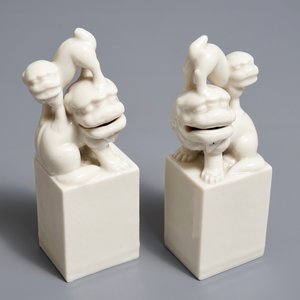 Une paire de sceaux en porcelaine blanc de Chine de Dehua figurant des lions bouddhistes, Kangxi — photo 1