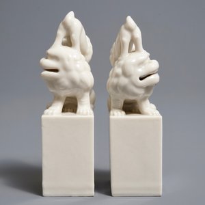 Une paire de sceaux en porcelaine blanc de Chine de Dehua figurant des lions bouddhistes, Kangxi — photo 3