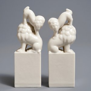 Une paire de sceaux en porcelaine blanc de Chine de Dehua figurant des lions bouddhistes, Kangxi — photo 4