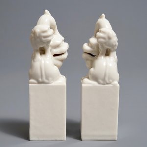 Une paire de sceaux en porcelaine blanc de Chine de Dehua figurant des lions bouddhistes, Kangxi — photo 5