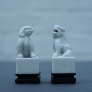 Une paire de sceaux en porcelaine blanc de Chine de Dehua, marques en creux, Kangxi — photo 8