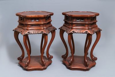 Une paire de socles en bois sculpté de style Ming, 18/19ème