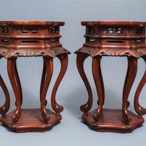 Une paire de socles en bois sculpté de style Ming, 18/19ème — photo 2