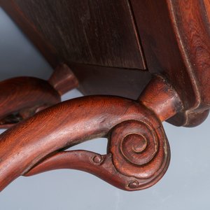 Une paire de socles en bois sculpté de style Ming, 18/19ème — photo 10