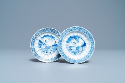 Une paire de soucoupes en porcelaine de Chine en bleu et blanc à décor d'acupuncture, Kangxi