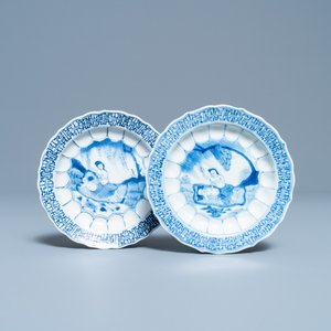 Une paire de soucoupes en porcelaine de Chine en bleu et blanc à décor d'acupuncture, Kangxi — photo 1