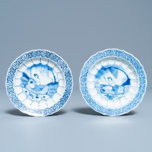 Une paire de soucoupes en porcelaine de Chine en bleu et blanc à décor d'acupuncture, Kangxi — photo 2