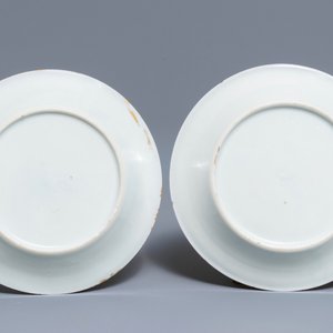 Une paire de soucoupes et un crémier en porcelaine de Chine famille rose, Yongzheng — photo 3