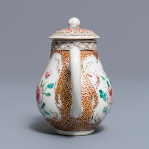 Une paire de soucoupes et un crémier en porcelaine de Chine famille rose, Yongzheng — photo 5