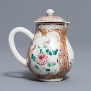 Une paire de soucoupes et un crémier en porcelaine de Chine famille rose, Yongzheng — photo 6