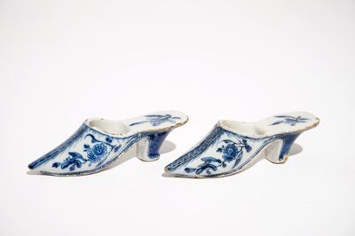 Une paire de souliers en faïence de Delft bleu et blanc à décor floral, 18ème