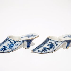 Une paire de souliers en faïence de Delft bleu et blanc à décor floral, 18ème — photo 1