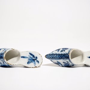 Une paire de souliers en faïence de Delft bleu et blanc à décor floral, 18ème — photo 6
