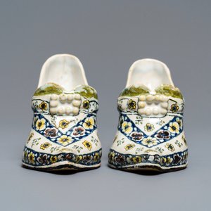 Une paire de souliers en faïence polychrome de Lille, France, datée 1751 — photo 2