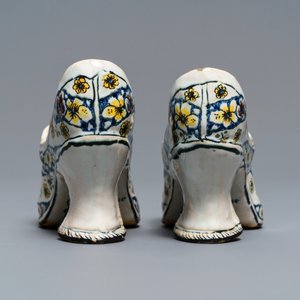 Une paire de souliers en faïence polychrome de Lille, France, datée 1751 — photo 4
