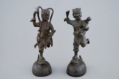 Une paire de sujets mythologiques en bronze, Chine, Dynastie Ming