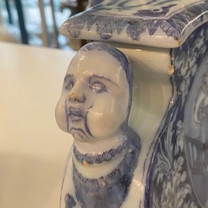 Une paire de supports de bougeoirs en faïence de Delft en bleu et blanc, fin du 17ème — photo 12