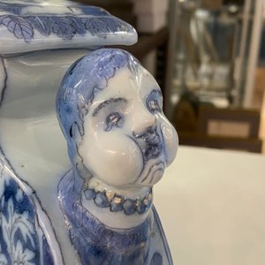 Une paire de supports de bougeoirs en faïence de Delft en bleu et blanc, fin du 17ème — photo 14