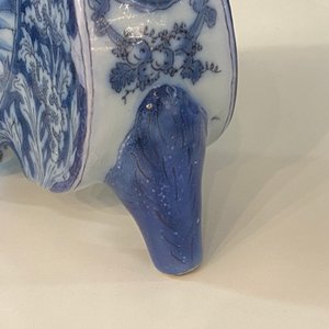 Une paire de supports de bougeoirs en faïence de Delft en bleu et blanc, fin du 17ème — photo 20