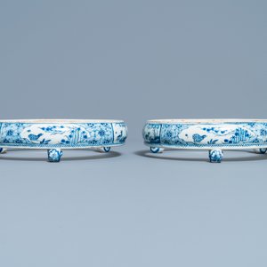 Une paire de supports de plats en faïence de Delft en bleu et blanc, 18ème — photo 5