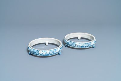 Une paire de supports de plats en faïence de Delft en bleu et blanc, 18ème