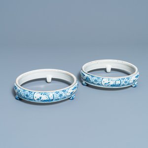 Une paire de supports de plats en faïence de Delft en bleu et blanc, 18ème — photo 1