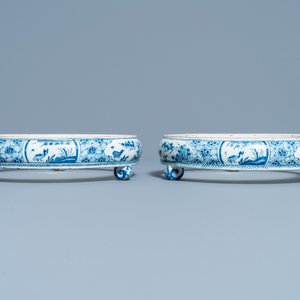 Une paire de supports de plats en faïence de Delft en bleu et blanc, 18ème — photo 4