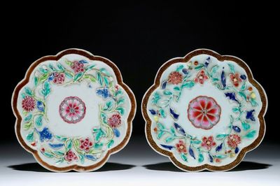 Une paire de supports pour théières en porcelaine de Chine famille rose à décor en relief, Yongzheng