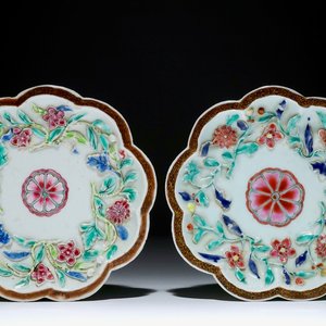 Une paire de supports pour théières en porcelaine de Chine famille rose à décor en relief, Yongzheng — photo 1
