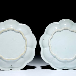 Une paire de supports pour théières en porcelaine de Chine famille rose à décor en relief, Yongzheng — photo 2